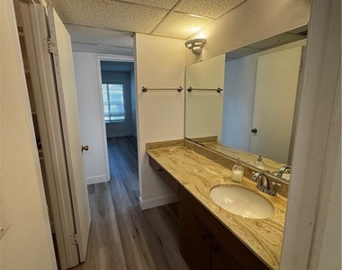 22330 Victory Boulevard - Photo Thumbnail 6