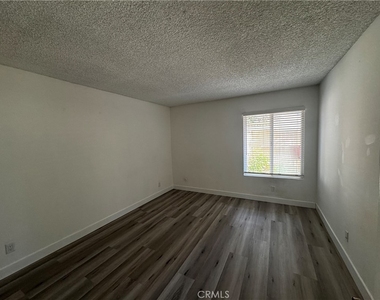 22330 Victory Boulevard - Photo Thumbnail 3