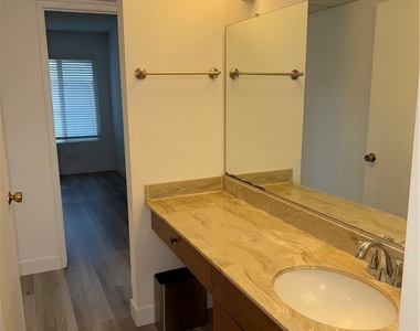 22330 Victory Boulevard - Photo Thumbnail 15