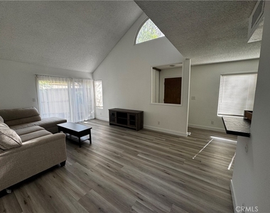 22330 Victory Boulevard - Photo Thumbnail 2