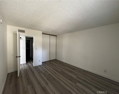 22330 Victory Boulevard - Photo Thumbnail 4