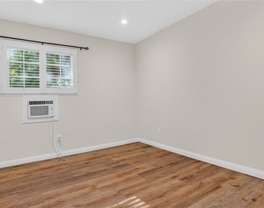 4711 Tyrone - Photo Thumbnail 63