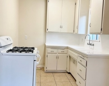 3313 Adriatic Avenue - Photo Thumbnail 4