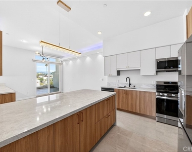 401 N Serrano - Photo Thumbnail 2