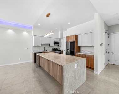 401 N Serrano - Photo Thumbnail 1