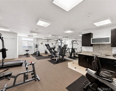 401 N Serrano - Photo Thumbnail 18