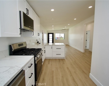 820 Iris - Photo Thumbnail 4