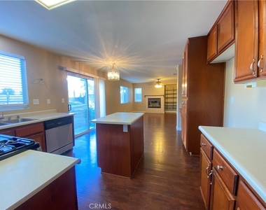 708 Hillview Street - Photo Thumbnail 4