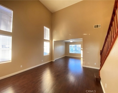 708 Hillview Street - Photo Thumbnail 2