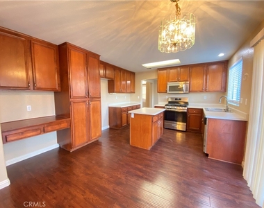708 Hillview Street - Photo Thumbnail 5