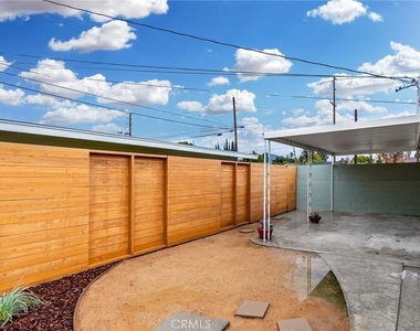 1335 Campus Avenue - Photo Thumbnail 24