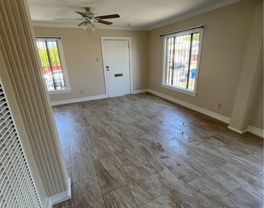 5216 S Budlong - Photo Thumbnail 9