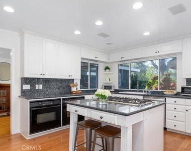 2112 Dover Drive - Photo Thumbnail 4
