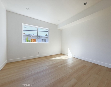 1239 N Orange Drive - Photo Thumbnail 22