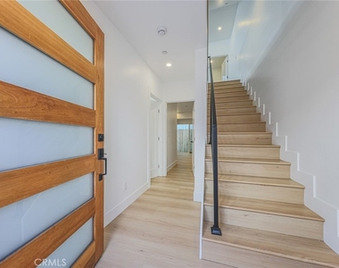 1239 N Orange Drive - Photo Thumbnail 15