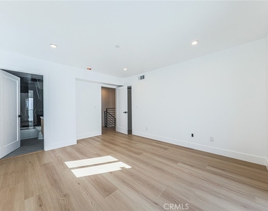 1239 N Orange Drive - Photo Thumbnail 35