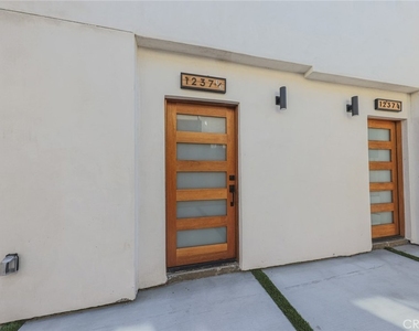 1239 N Orange Drive - Photo Thumbnail 14