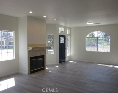 6017 Primrose Avenue - Photo Thumbnail 2