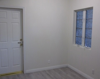 6017 Primrose Avenue - Photo Thumbnail 12
