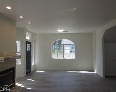 6017 Primrose Avenue - Photo Thumbnail 3