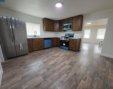 139 Ambrose Ave Unit A - Photo Thumbnail 1