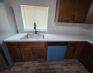 139 Ambrose Ave Unit A - Photo Thumbnail 8