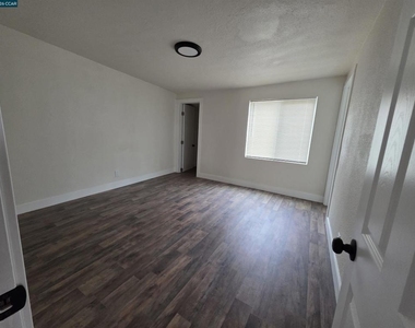 139 Ambrose Ave Unit A - Photo Thumbnail 2