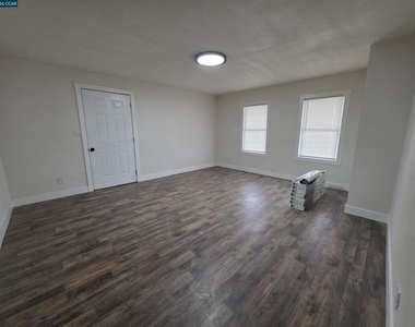 139 Ambrose Ave Unit A - Photo Thumbnail 5