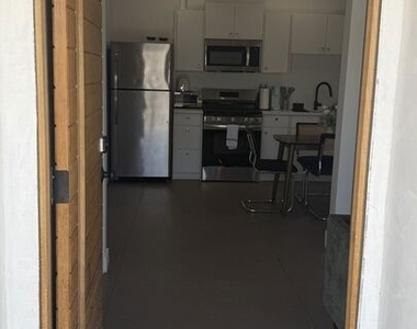 1812 1/2 Navy Street - Photo Thumbnail 3