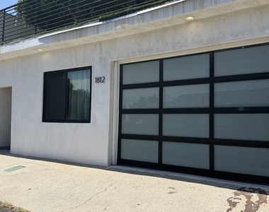 1812 1/2 Navy Street - Photo Thumbnail 2