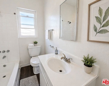 1133 W 36th Place - Photo Thumbnail 6