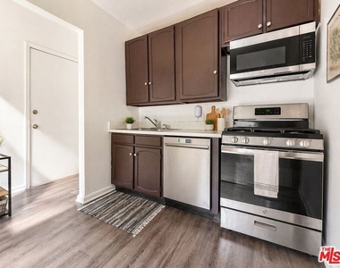 1133 W 36th Place - Photo Thumbnail 2