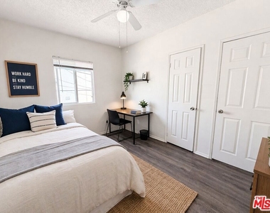 1133 W 36th Place - Photo Thumbnail 5