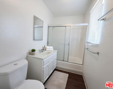 1125 W 36th Place - Photo Thumbnail 3