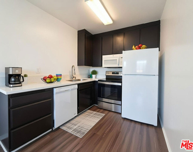 1125 W 36th Place - Photo Thumbnail 2