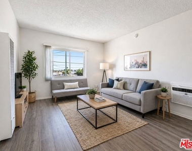 1133 W 36th Place - Photo Thumbnail 3