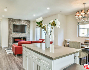 1424 S Bentley Avenue - Photo Thumbnail 3