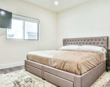 1424 S Bentley Avenue - Photo Thumbnail 14