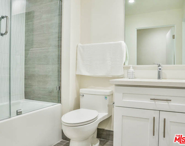 1424 S Bentley Avenue - Photo Thumbnail 7