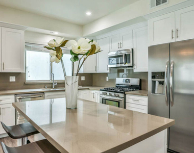 1424 S Bentley Avenue - Photo Thumbnail 10