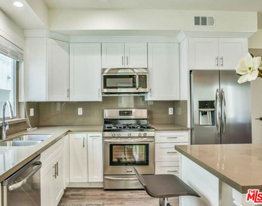 1424 S Bentley Avenue - Photo Thumbnail 2