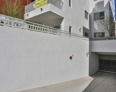 1424 S Bentley Avenue - Photo Thumbnail 16