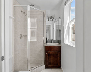 5633 Carlton Way - Photo Thumbnail 9