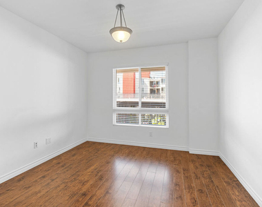 5633 Carlton Way - Photo Thumbnail 10