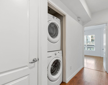 5633 Carlton Way - Photo Thumbnail 7