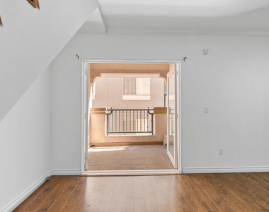 5633 Carlton Way - Photo Thumbnail 3