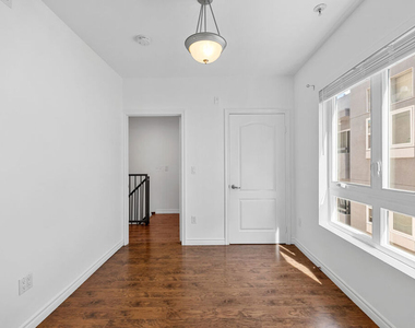 5633 Carlton Way - Photo Thumbnail 8