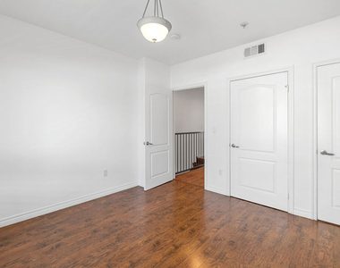 5633 Carlton Way - Photo Thumbnail 4