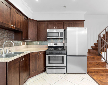 5633 Carlton Way - Photo Thumbnail 2