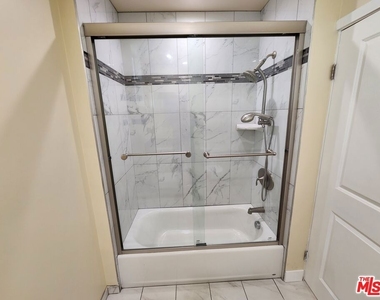 2726 S Cochran Avenue - Photo Thumbnail 9